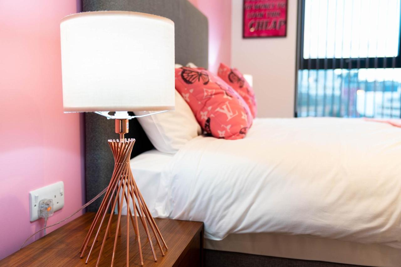 Maevela Apartments ☆ Pink Luxury Apartment With Balcony - Birmingham City Centre - 5 Min Walk From Bullring, Cube, Mailbox, New Street Station - Free Netflix & Wifi Ngoại thất bức ảnh
